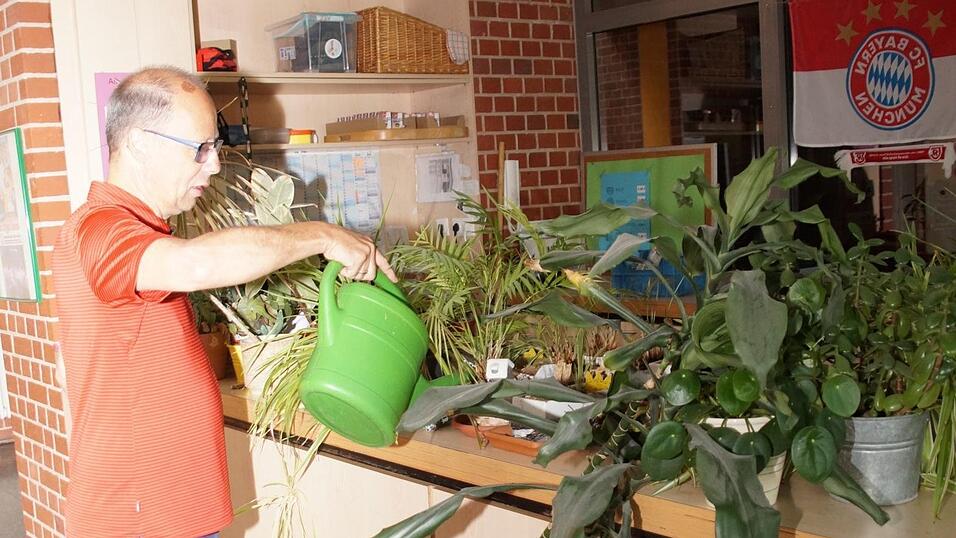 Auch in den Sommerferien hei&szlig;t es f&uuml;r Stefan Sulzer arbeiten, wie hier beim Blumengie&szlig;en.
