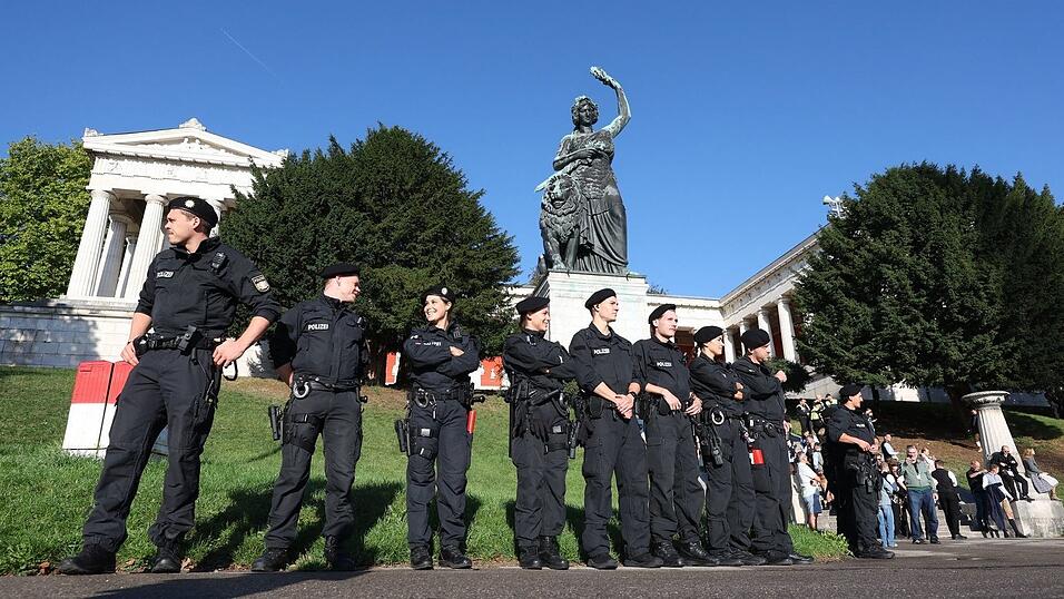 Die Polizei ist auf dem Oktoberfest mit starken Kräften im Einsatz. Die Polizei ist auf dem Oktoberfest mit starken Kräften im Einsatz.
