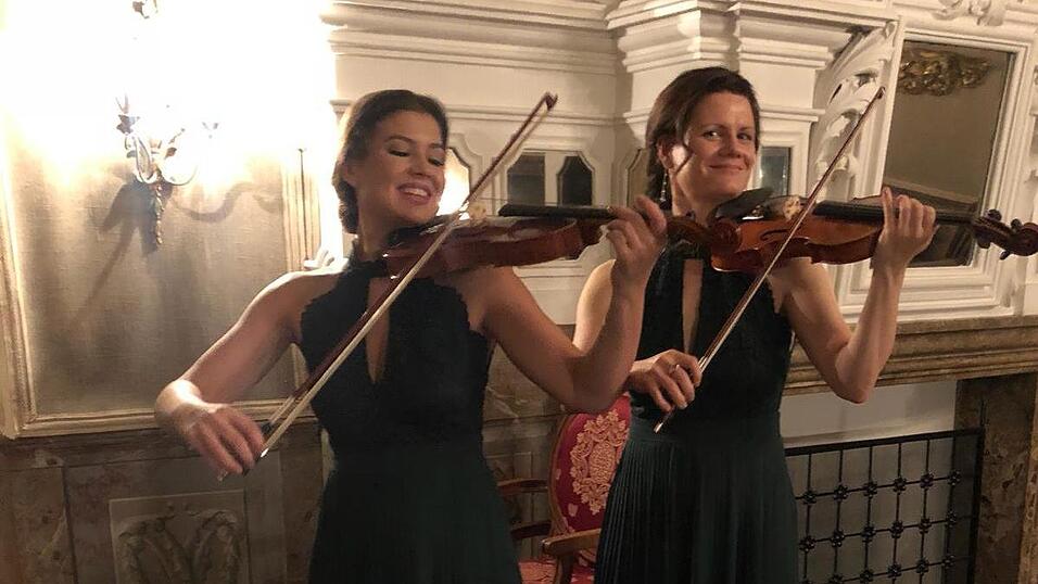 Die 'Schauspielzwillinge' Sharon Berlinghoff und Viktoria Kaunzner (re.). Die 'Schauspielzwillinge' Sharon Berlinghoff und Viktoria Kaunzner (re.).