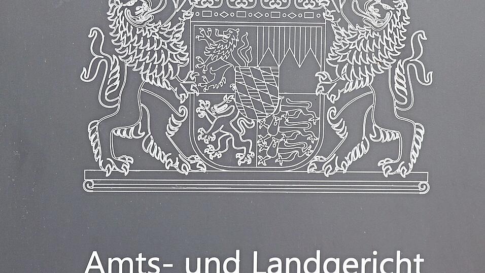 Das Amts- und Landgericht Deggendorf musste sich mit Biberfängern und Messerstechern sowie einer sehr leicht bekleideten Frau befassen. Das Amts- und Landgericht Deggendorf musste sich mit Biberfängern und Messerstechern sowie einer sehr leicht bekleideten Frau befassen.