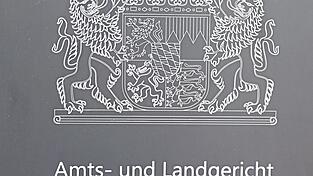 Das Amts- und Landgericht Deggendorf musste sich mit Biberfängern und Messerstechern sowie einer sehr leicht bekleideten Frau befassen.