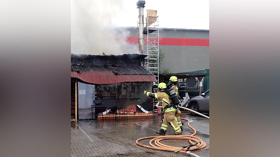 Um Glutnester im Innenraum zu löschen öffneten die Feuerwehrler das Dach.  Um Glutnester im Innenraum zu löschen öffneten die Feuerwehrler das Dach.
