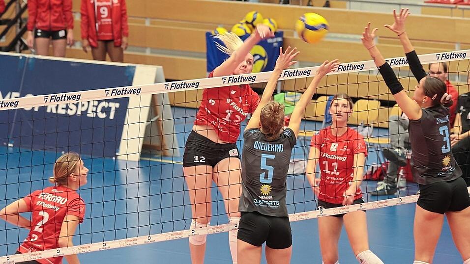 Überfliegerin: Tina de Groot (am Ball) wurde am Samstag zum ersten Mal in der laufenden Saison zum MVP gewählt. Mit ihrer Leistung war sie ein entscheidender Stabilitätsfaktor für ihre Mitspielerinnen um Pia Fernau (links) und Alayna Crabtree (rechts). Überfliegerin: Tina de Groot (am Ball) wurde am Samstag zum ersten Mal in der laufenden Saison zum MVP gewählt. Mit ihrer Leistung war sie ein entscheidender Stabilitätsfaktor für ihre Mitspielerinnen um Pia Fernau (links) und Alayna Crabtree (rechts).