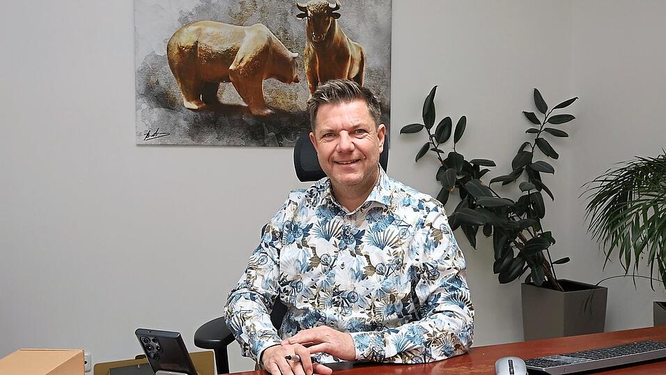 Reinhard Lauterbach in seinem B&uuml;ro - hier erledigt er seine Gesch&auml;fte als selbstst&auml;ndiger Verm&ouml;gensberater.