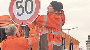 Oberb&uuml;rgermeister Dieter Reiter (r.) hat am Dienstagvormittag den Abbau der Tempo-30-Schilder an der Landshuter Allee begeleitet.