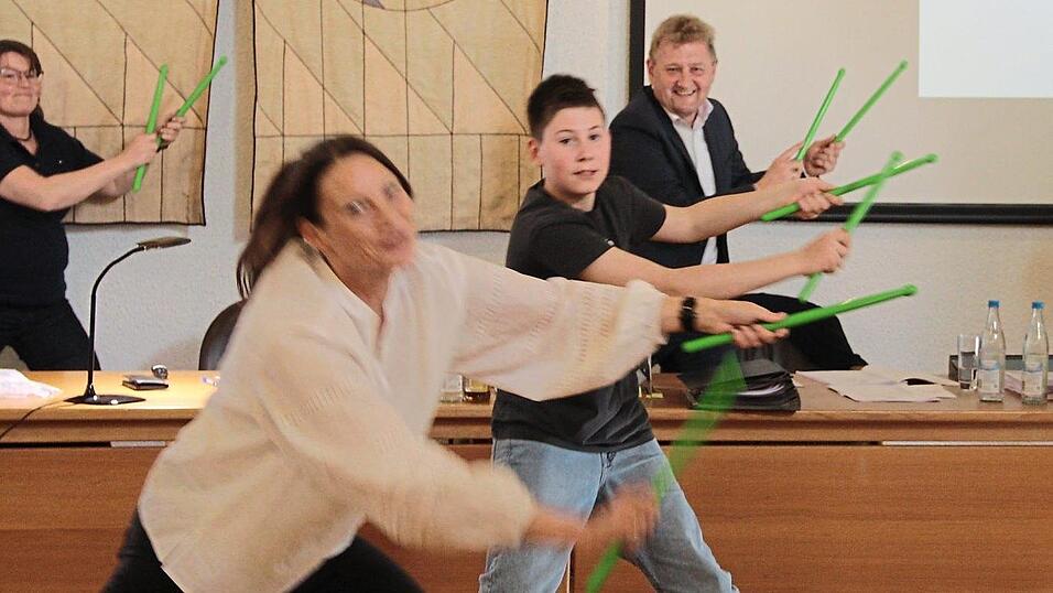 Beate Ortmeier brachte B&uuml;rgermeister Josef Beham und das Gremium bei der Vorf&uuml;hrung der Ripstix zum Schwitzen.