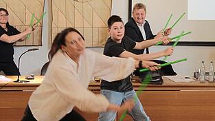 Beate Ortmeier brachte B&uuml;rgermeister Josef Beham und das Gremium bei der Vorf&uuml;hrung der Ripstix zum Schwitzen.