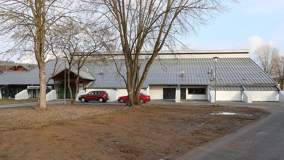 Der erste Eindruck von au&szlig;en: Ein neues Dach, ein frischer Anstrich - es fehlt nur noch frisches Gr&uuml;n.