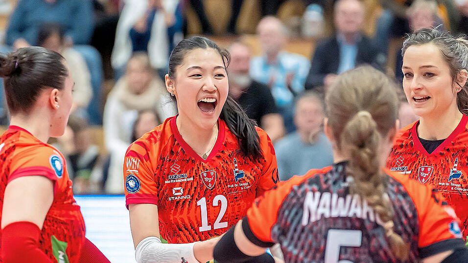 Grund zum Jubeln hatten Zuspielerin Yina Liu (2. v. l.) und ihre Mannschaftskameradinnen von NawaRo am Samstag in der Turmair-Volleyballarena beim Sieg gegen die Skurios Volleys Borken, die von Lius Vater Chang Cheng Liu trainiert werden.