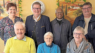 Ottilie Winzinger feierte ihren 95. Geburtstag im Kreise ihrer Familie und freute sich besonders &uuml;ber den Besuch von B&uuml;rgermeister Neubauer und Pater Tudu.