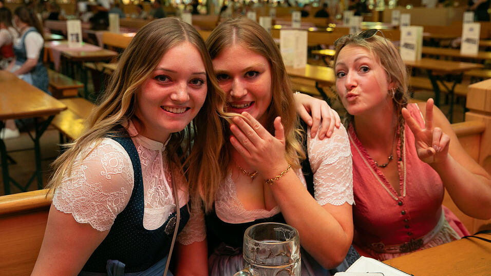 Die Partybilder vom Dienstag, 12. August, aus dem Festzelt Reisinger. Die Partybilder vom Dienstag, 12. August, aus dem Festzelt Reisinger.