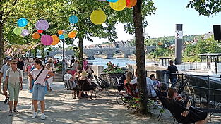 Getränkestände, Palmen und Sitzgelegenheiten waren beim Brückenaperitivo am Marc-Aurel-Ufer geboten. Getränkestände, Palmen und Sitzgelegenheiten waren beim Brückenaperitivo am Marc-Aurel-Ufer geboten.