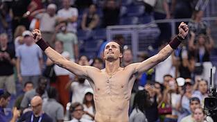 Alexander Zverev feiert seinen zweiten Fünfsatz-Sieg bei den US Open. Alexander Zverev feiert seinen zweiten Fünfsatz-Sieg bei den US Open.