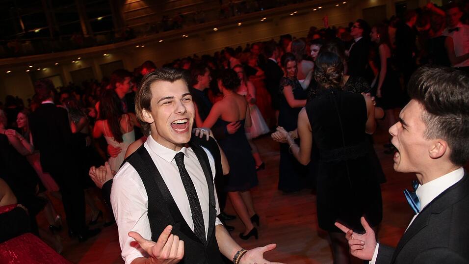 Die Bilder vom Abschlussball der Tanzschule Seidel in der Fraunhofer-Halle am 28. November. Die Bilder vom Abschlussball der Tanzschule Seidel in der Fraunhofer-Halle am 28. November.