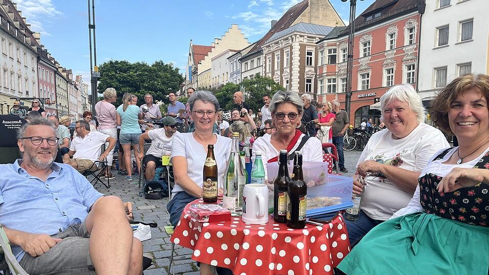 Mit Brotzeit, Getr&auml;nken und z&uuml;nftiger Musi l&auml;uteten die Straubingerinnen und Straubinger voller Vorfreude ihre 'F&uuml;nfte Jahreszeit' ein.