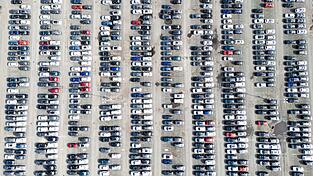 Neuwagen bei Volkswagen: Die Produktion in der Autobranche legte im Juni spürbar zu. (Archivbild)