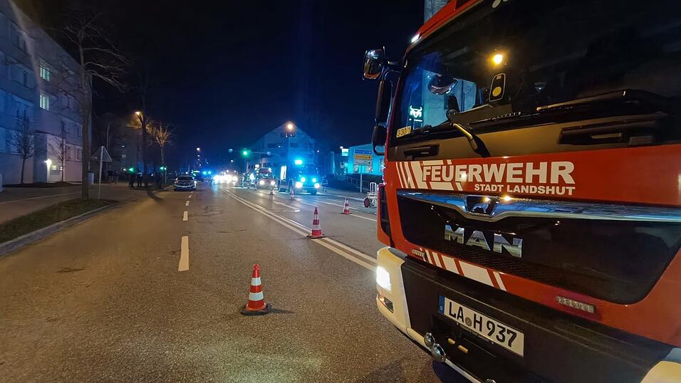 Zahlreiche Feuerwehrautos badeten die Luitpoldstra&szlig;e und die n&auml;here Umgebung in Blaulicht.