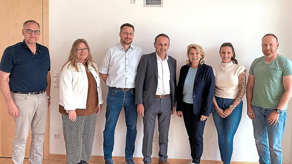 Der Grundschulverband hat sich neu konstituiert. Von links: Harald Dietlmeier, Claudia Gulden, Thomas Mitterdorfer, Josef Sch&uuml;tz, Elisabeth Kerscher, Sonja Oertel und Daniel Buchhauser.