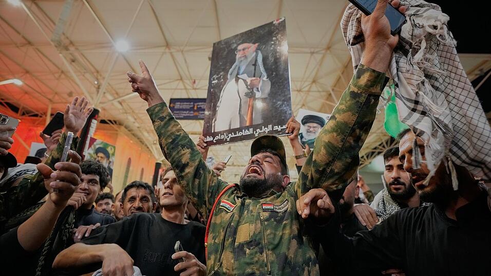 Menschen im Iran trauern um Chamenei. Menschen im Iran trauern um Chamenei.