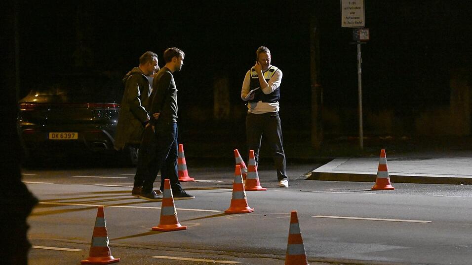 Warum die Frau auf die Menschen eingestochen hat, ist bislang unklar.