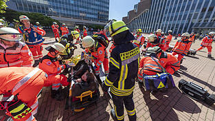 Helfer des BRK bei einer Katastrophenschutzübung in Erlangen Helfer des BRK bei einer Katastrophenschutzübung in Erlangen