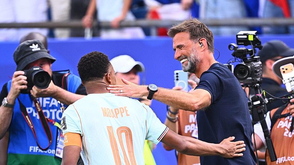 Kylian Mbappé (l.) und der designierte Bundestrainer Jürgen Klopp. Kylian Mbappé (l.) und der designierte Bundestrainer Jürgen Klopp.