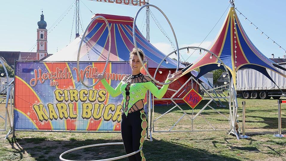 Joena Buch l&auml;sst die Reifen fliegen: Von Donnerstag, 1., bis Sonntag, 4. Oktober, gastiert der Circus Karl Buch mit Akrobatik, Clownerie und Feuerspucker am Esper.