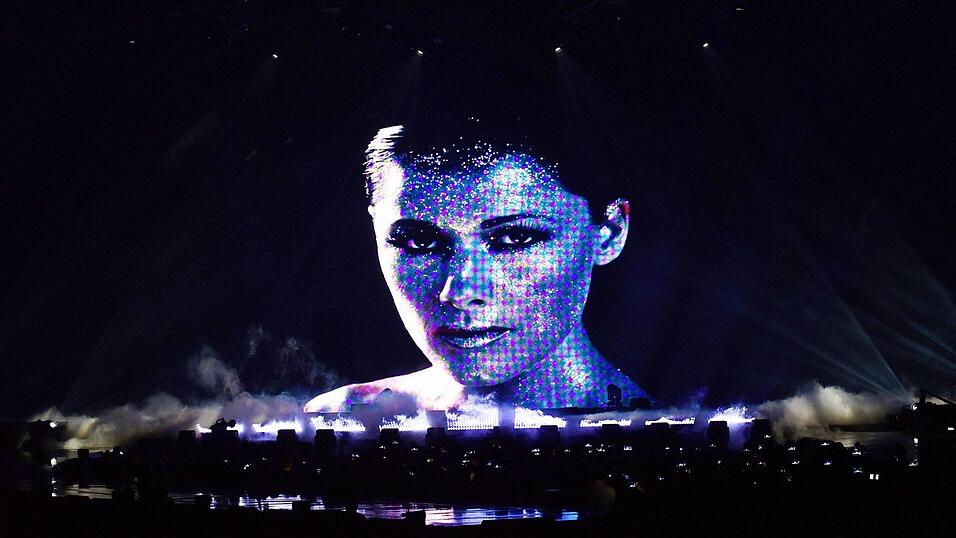 Superstar Helene Fischer verzauberte am Dienstagabend das Publikum in der Münchner Olympiahalle mit einer grandiosen Show. Superstar Helene Fischer verzauberte am Dienstagabend das Publikum in der Münchner Olympiahalle mit einer grandiosen Show.