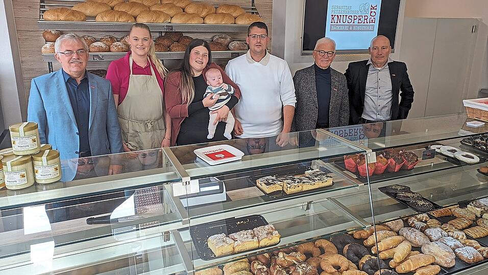 Aufstieg eines Familienunternehmens: Sabrina, Sebastian und der kleine Anton Petzenhauser (M.) bekamen in ihrem neuen Ladengesch&auml;ft 'Knuspereck' in Stephansposching Besuch von Vertretern der Innung und der Kreishandwerkerschaft. Im Fr&uuml;hjahr soll zum Gesch&auml;ft ein Caf&eacute; hinzukommen.