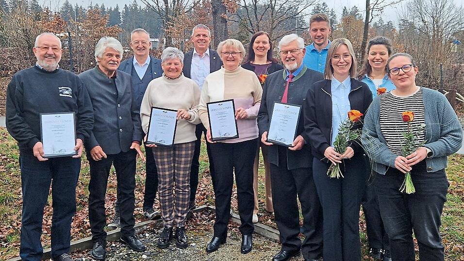 Walter Urban, Christa Stautner, Helmut Haller, Gertraud Schneider und Heinrich Althammer werden zu Ehrenmitgliedern ernannt. Walter Urban, Christa Stautner, Helmut Haller, Gertraud Schneider und Heinrich Althammer werden zu Ehrenmitgliedern ernannt.