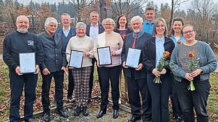 Walter Urban, Christa Stautner, Helmut Haller, Gertraud Schneider und Heinrich Althammer werden zu Ehrenmitgliedern ernannt. Walter Urban, Christa Stautner, Helmut Haller, Gertraud Schneider und Heinrich Althammer werden zu Ehrenmitgliedern ernannt.