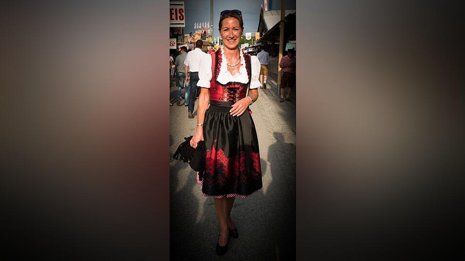 Ausgefallene Muster und edles Rot. Das Outfit des Tages am Freitag wird getragen von Tanja aus Regensburg.