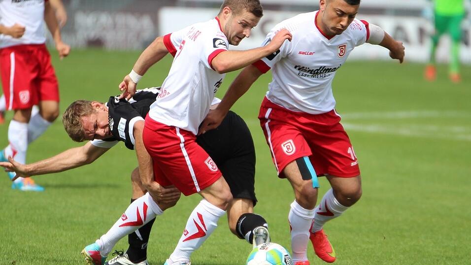 Der SSV Jahn Regensburg empfing am Samstagnachmittag den FC Energie Cottbus. (Foto: Fabian Ro&szlig;mann)