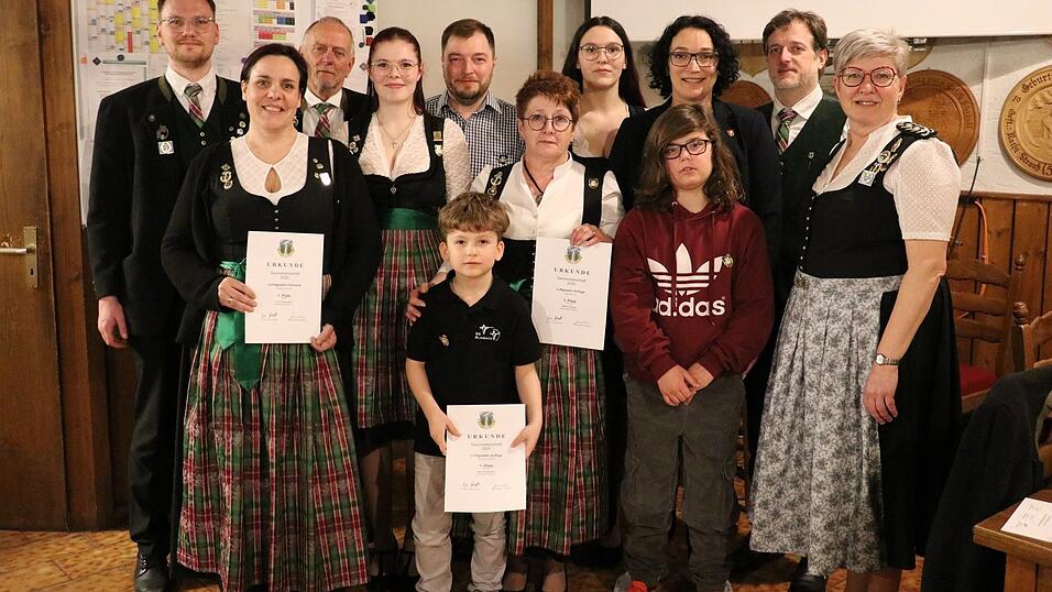 Die Erstplatzierten bei der diesjährigen Gaumeisterschaft; links im Bild ist Gausportleiter Patrick Penzenstadler.