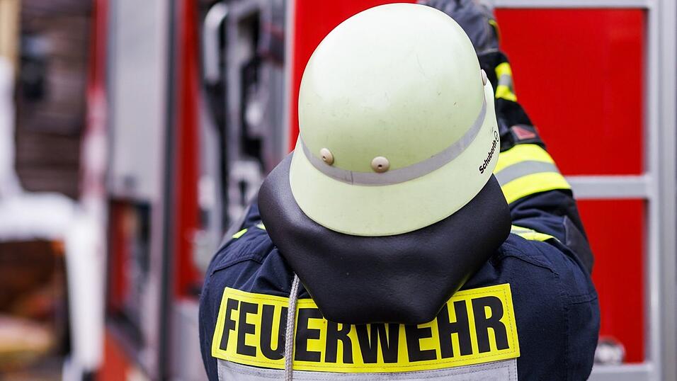 Feuerwehrleute l&ouml;schen den Brand. (Symbolbild)