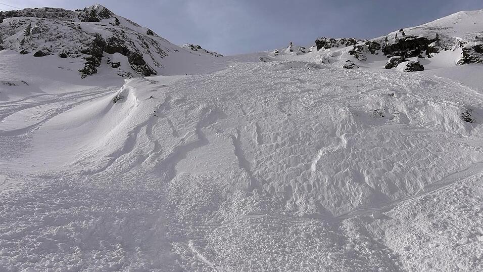 Ein deutscher Skifahrer starb unter einer Lawine in Tirol. (Symbolbild) Ein deutscher Skifahrer starb unter einer Lawine in Tirol. (Symbolbild)