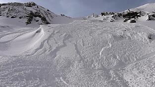 Ein deutscher Skifahrer starb unter einer Lawine in Tirol. (Symbolbild)