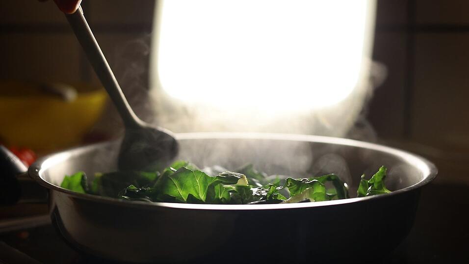 Bei &laquo;Thirst Traps&raquo; zeigen sich Influencer auf anz&uuml;gliche Art in Alltagssituationen &ndash; wie etwa beim Kochen. (Symbolbild)