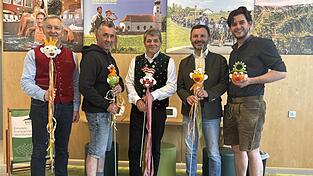 Sepp Barth, Matthias Strauß, Josef „Bäff“ Piendl, Bürgermeister Markus Hofmann und Michael Weinfurtner präsentieren die Glaskunstwerke, die am Sonntag die Humoristen beim Gstanzlsingen in Empfang nehmen dürfen. Sepp Barth, Matthias Strauß, Josef „Bäff“ Piendl, Bürgermeister Markus Hofmann und Michael Weinfurtner präsentieren die Glaskunstwerke, die am Sonntag die Humoristen beim Gstanzlsingen in Empfang nehmen dürfen.