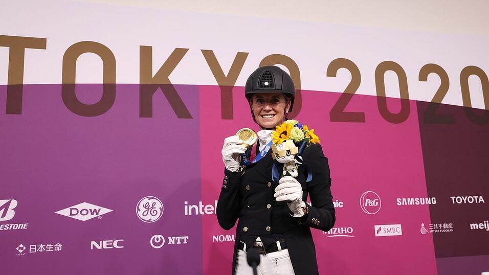 Dressurreiterin Jessica von Bredow-Werndl zeigt ihre Goldmedaille. Dressurreiterin Jessica von Bredow-Werndl zeigt ihre Goldmedaille.