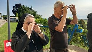 Generaloberin Schwester M. Jakobe Schmid und Hans Fischaleck beim Oechsle-Test mit dem Refraktometer.