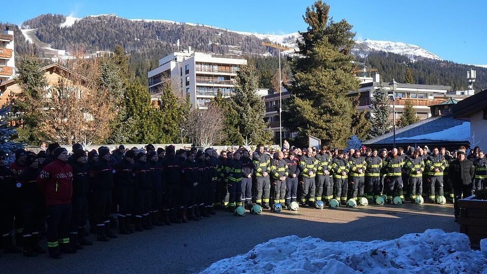 Viele Menschen kamen zusammen, um der Opfer der Brandkatastrophe zu gedenken.