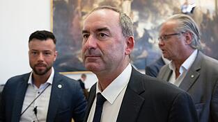 Die Flugblattaff&auml;re brachte Freie-W&auml;hler-Chef Aiwanger 2023 massiv unter Druck. Am Ende konnte seine Partei bei der Landtagswahl von der kontroversen Debatte gar profitieren. (Archivbild)