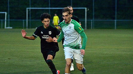 Die SpVgg Deggendorf um Marlon Limmer (r.) müht sich zum knappen Sieg gegen den SV Hutthurm (in Schwarz). Die SpVgg Deggendorf um Marlon Limmer (r.) müht sich zum knappen Sieg gegen den SV Hutthurm (in Schwarz).