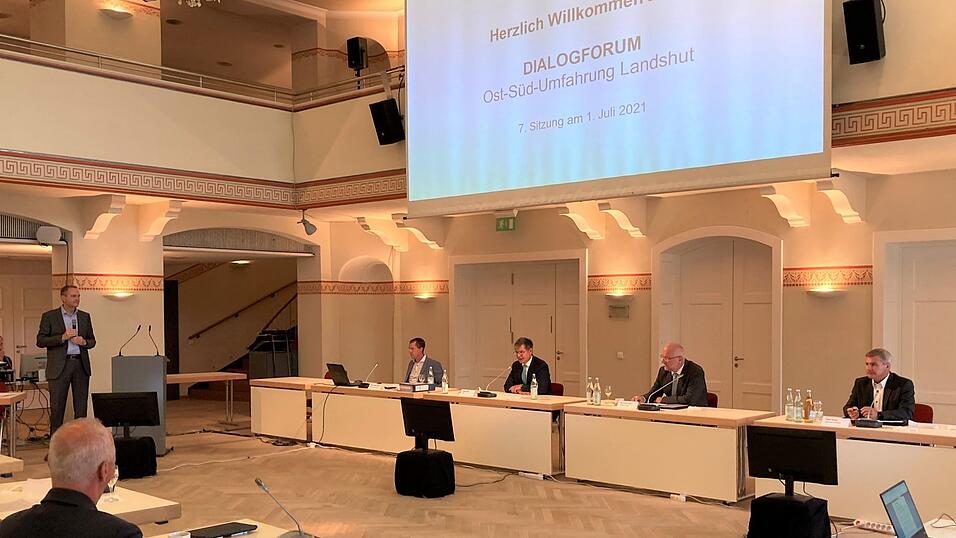 Moderator Markus Michalka (stehend) und Robert Bayerstorfer, Sprecher der Projektgruppe (li.), sowie die Leitungsgruppe mit (v.li.) Rainer Popp vom bayerischen Staatsbauministerium, Landshuts Oberb&uuml;rgermeister Alexander Putz und Landshuts Landrat Peter Dreier.