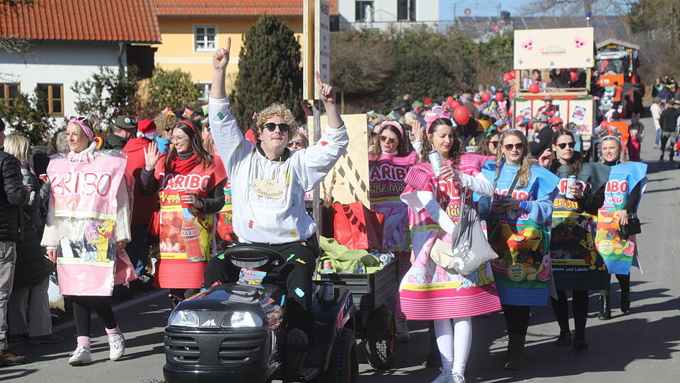 &Uuml;ber die Mitbringsel der bunten Haribos freuten sich alle Zuschauer am Streckenrand.