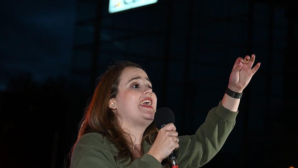 Die frühere Grünen-Vorsitzende Ricarda Lang demonstrierte ebenfalls vor der CDU-Zentrale.