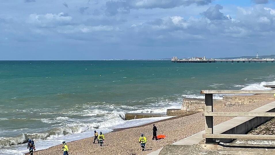 Zahlreiche Einsatzkräfte sind am Strand in Brighton eingetroffen. Zahlreiche Einsatzkräfte sind am Strand in Brighton eingetroffen.