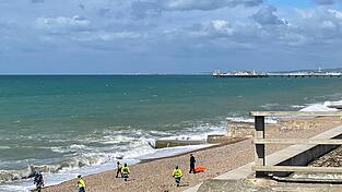 Zahlreiche Einsatzkr&auml;fte sind am Strand in Brighton eingetroffen.