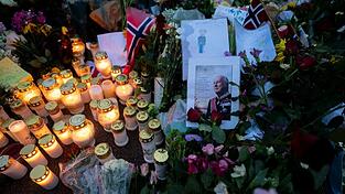 Blumen und Kerzen haben die Norweger für den beliebten König Harald V. vor dem Schloss in Oslo abgelegt. Blumen und Kerzen haben die Norweger für den beliebten König Harald V. vor dem Schloss in Oslo abgelegt.